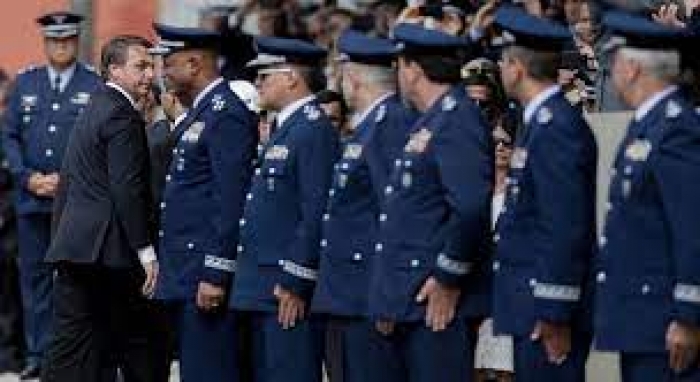 Pesquisadores defendem limite a ocupação de cargos civis por militares